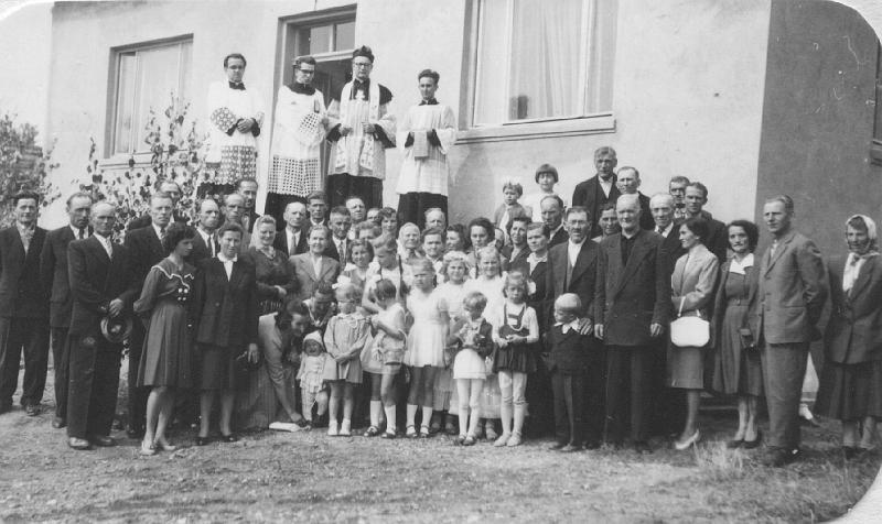 parafia polskokatolicka 1_19.jpg - Rok 1962. Wizytacja ks. infułata Tadeusza Majewskiego,  Wikariusza Generalnego Diecezji Krakowskiej